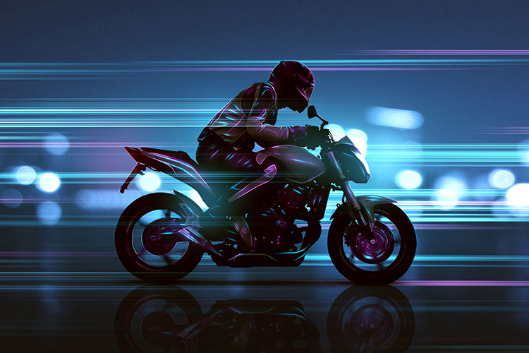 バイクで疾走する男性