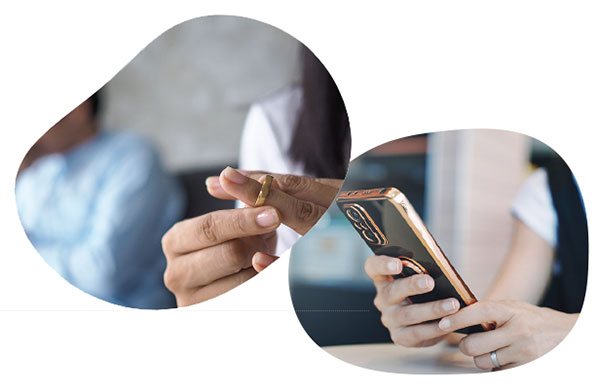 指輪を外す女性、酢鱧を手に持つ女性の写真