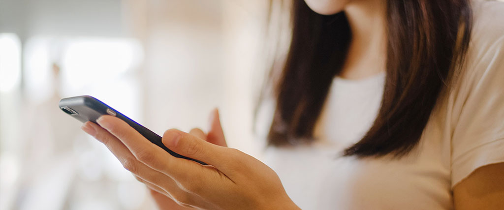 スマートフォンを操作する女性の手元アップの写真