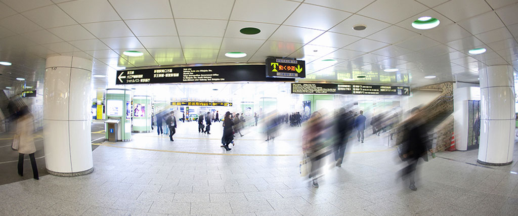 新宿駅のコンコースを歩く人々の写真