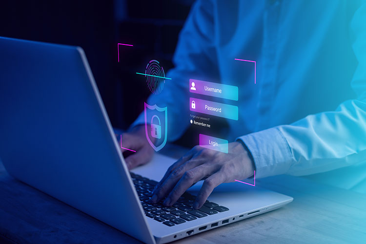 PCを扱う人物の写真。企業のセキュリティイメージ