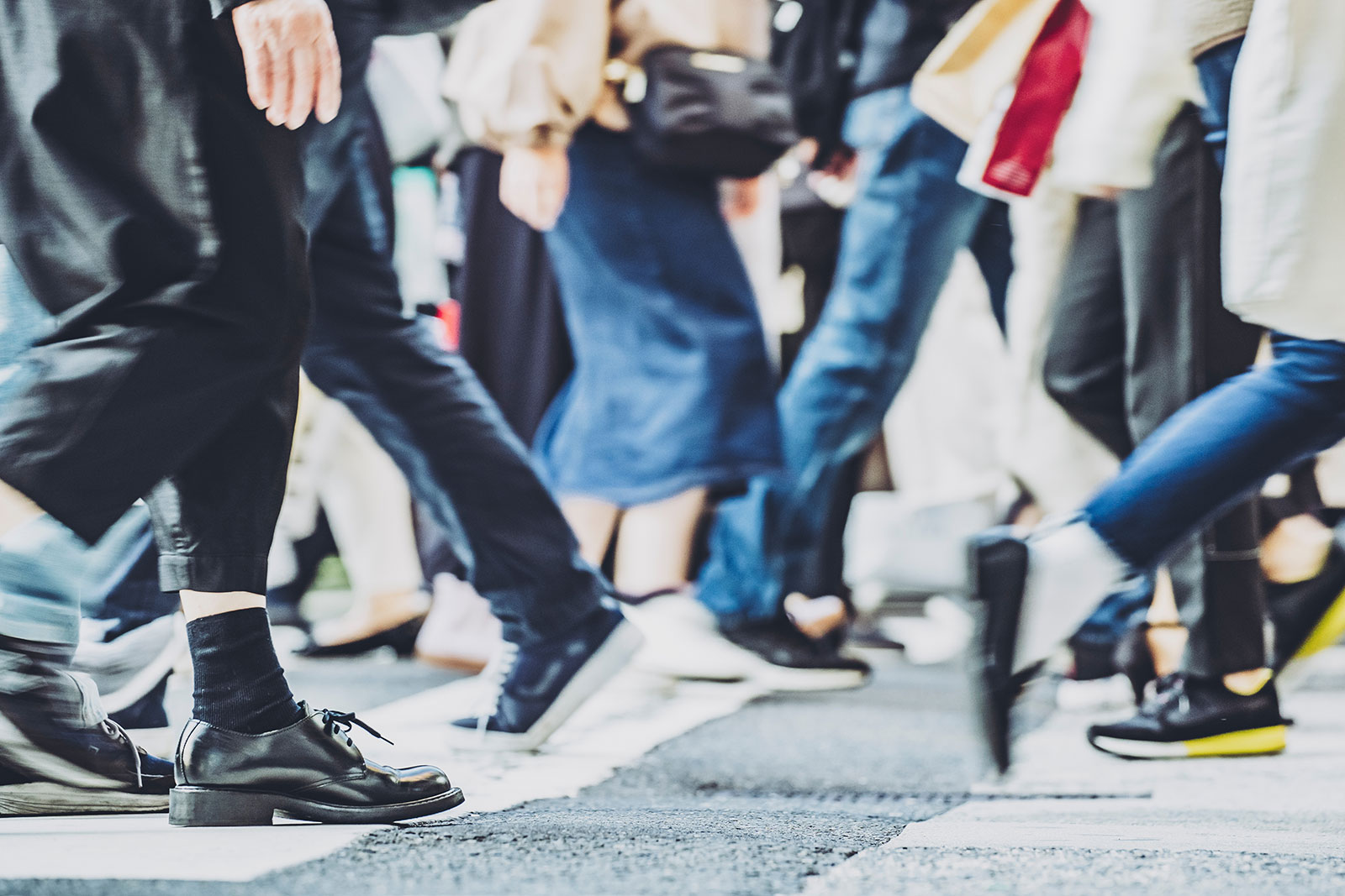 横断歩道を渡る人々の足元の写真