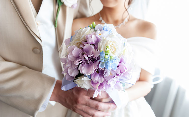 ブーケを持つ花嫁と花婿